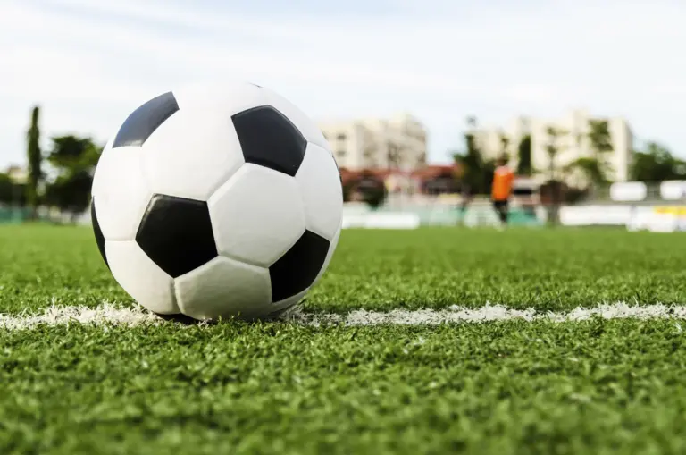 Teknik menendang bola